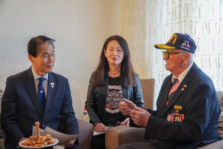 [서울=뉴시스] 지난 23일 오후(현지시간) 권오을 국가보훈부 장관이 튀르키예 수도 앙카라에 거주하고 있는 야사르 오르만 에켄 참전용사의 자택을 방문해 6.25전쟁 참전에 대한 감사인사를 전하고 있다. (사진=국가보훈부 제공) 2025.11.25. photo@newsis.com *재판매 및 DB 금지