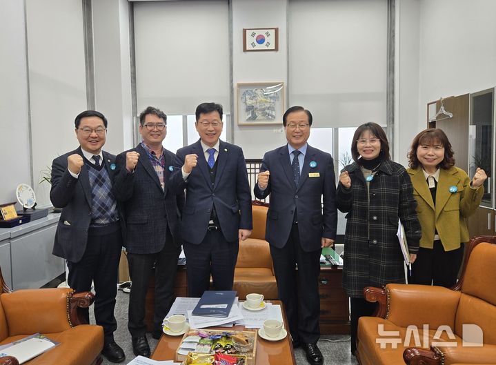 [완주=뉴시스] 25일 유희태 완주군수(오른쪽 세번째)가 2026년도 국가예산 확보를 위해 국회를 찾아 안호영 의원(왼쪽 세번째)을 만나 지원을 요청하며 기념촬영을 하고 있다. (사진= 완주군 제공) 2025.11.25 *재판매 및 DB 금지
