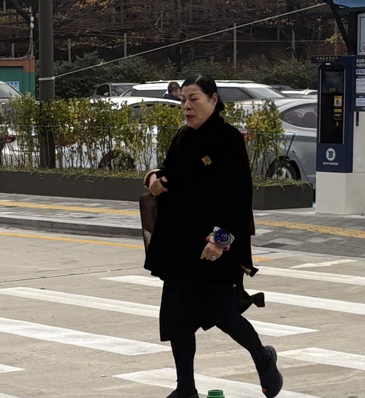 [서울=뉴시스] 신지아 인턴 기자 = 한복 디자이너 박술녀가 원로배우 이순재 빈소가 마련된 서울 송파구 서울아산병원 장례식장을 찾고 있다. 2025.11.25. sja29@newsis.com *재판매 및 DB 금지