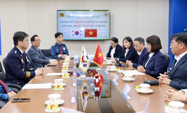 [부산=뉴시스] 부산경찰청은 25일 부산청을 방문한 베트남 호찌민시 공안청 대표단과 치안협력 방안 논의를 위한 업무회담을 가졌다고 밝혔다. (사진=부산경찰청 제공) 2025.11.25. photo@newsis.com *재판매 및 DB 금지