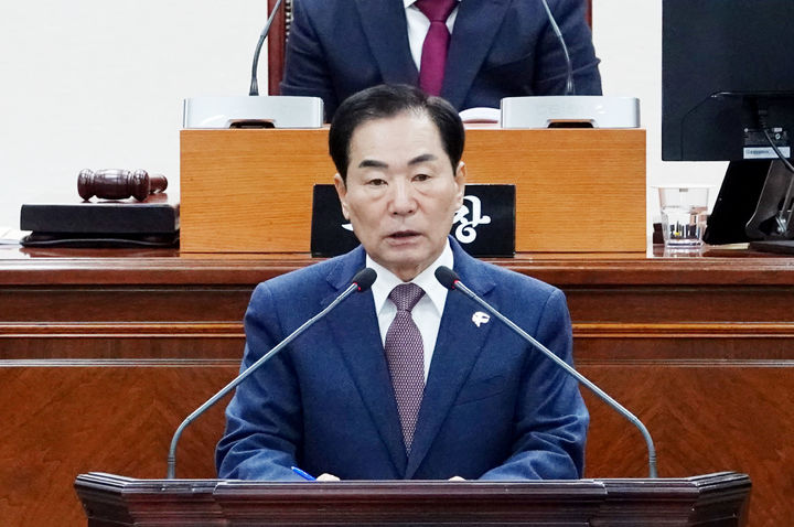 [창녕=뉴시스] 성낙인 경남 창녕군수가 제325회 창녕군의회 제2차 정례회에서 내년도 군정 방향을 제시하는 시정연설을 하고 있다. (사진=창녕군 제공) 2025.11.25. photo@newsis.com *재판매 및 DB 금지