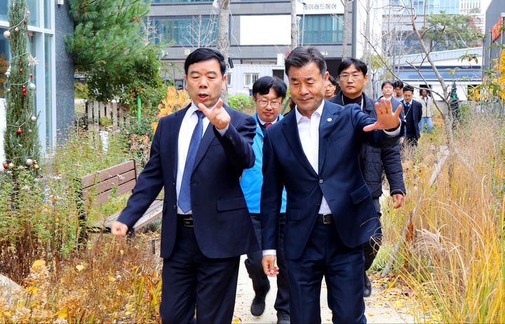 [울산=뉴시스] 박종길 근로복지공단 이사장과 김영길 울산 중구청장이 25일 공단 옆 혁신휴공원 내의 푸른씨앗 정원에서 '탄소중립 실천 캠페인 및 소통 간담회'를 실시했다. (사진=근로복지공단 제공) 2025.11.25. photo@newsis.com *재판매 및 DB 금지