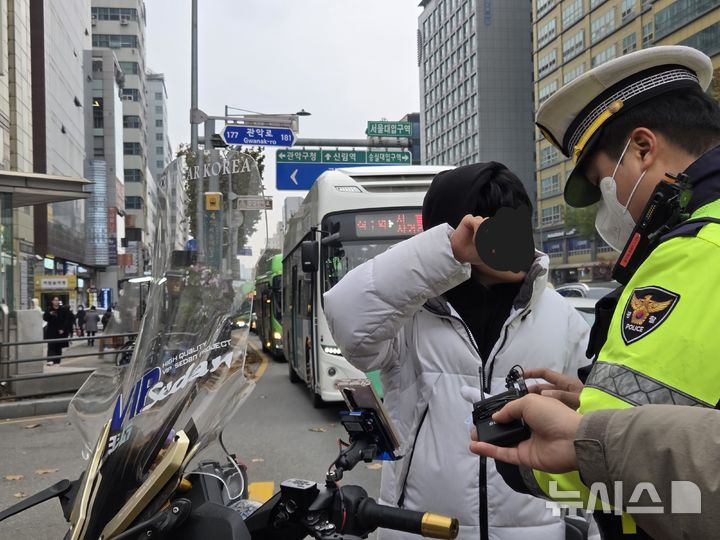 [서울=뉴시스] 김윤영 수습기자 = 경찰이 25일 오후 서울 관악구 서울대입구역 인근 거리에서 이륜차, 자전거, 이동식교통수단(PM) 등 이른바 '두 바퀴 차' 불시단속을 벌이고 있다. 2025.11.25. youn@newsis.com 