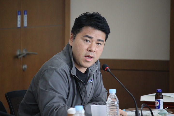 [천안=뉴시스] 최영민 기자=이병하 천안시의원이 25일 대중교통과 소관 행정사무감사에서 질의를 하고 있다. 2025.11.25 ymchoi@newsis.com *재판매 및 DB 금지