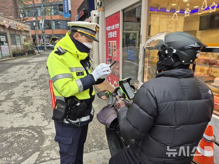 [서울=뉴시스] 이윤석 수습기자 = 경찰이 25일 오후 서울 동대문구 외대앞역 인근 거리에서 이륜차, 자전거, 이동식교통수단(PM) 등 이른바 '두 바퀴 차' 불시단속을 벌이고 있다. 2025.11.25. leeys@newsis.com