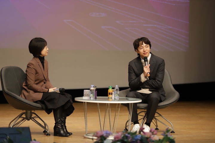 [서울=뉴시스] 박천휴 작가가 25일 동국대에서 특강하고 있다. (사진=동국대 제공) 2025.11.25. photo@newsis.com *재판매 및 DB 금지