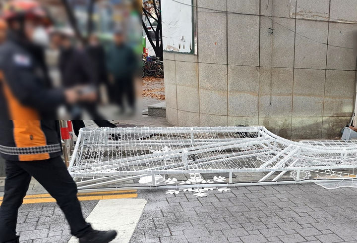 [부산=뉴시스] 부산 사하구 하단동 번화가에서 강풍에 쓰러진 크리스마스 장식 철제 구조물. (사진=사하경찰서 제공) 2025.11.25. photo@newsis.com&nbsp; *재판매 및 DB 금지