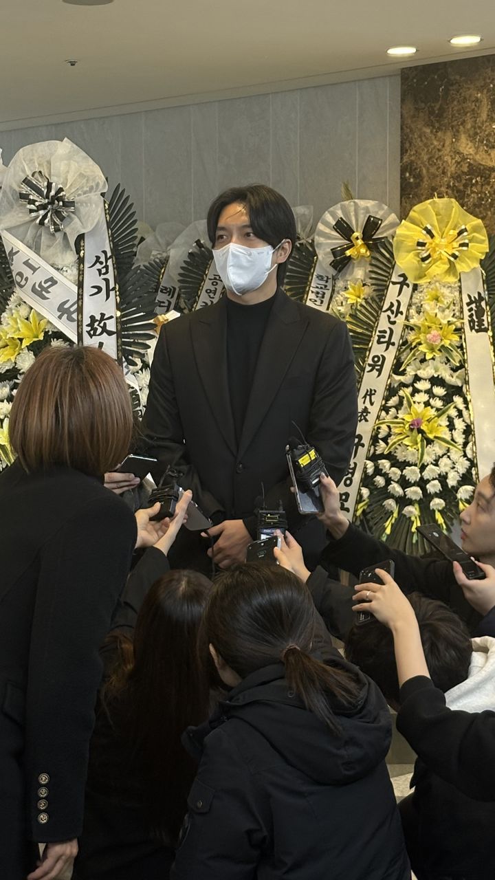 [서울=뉴시스] 가수 겸 배우 이승기가 배우 이순재 빈소가 마련된 서울 송파구 서울아산병원 장례식장을 찾았다. (사진=신지아 인턴 기자) 2025.11.25. photo@newsis.com *재판매 및 DB 금지