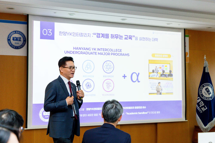 [서울=뉴시스] 이기정 한양대총장이 25일 서울 성동구 한양대 신본관에서 열린 출입기자 간담회에서 환영사하는 모습.(사진=한양대학교 제공) 2025.11.25. photo@newsis.com *재판매 및 DB 금지