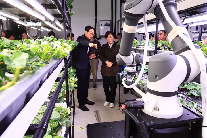 [화성=뉴시스] 송미령 농림축산식품부 장관은 25일 오후 경기 화성시의 농업 로봇기업 '메타파머스'를 방문해 AI·로봇 기반 농작업 자동화 기술 개발 현황을 점검하고 이같이 말했다. (사진 = 농식품부 제공) 2025.11.25. *재판매 및 DB 금지
