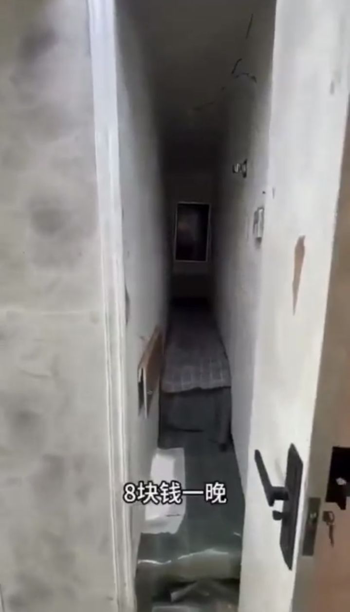 [뉴시스] 방문을 열었을 때 방의 모습. (사진='루리웹' 캡처) *재판매 및 DB 금지