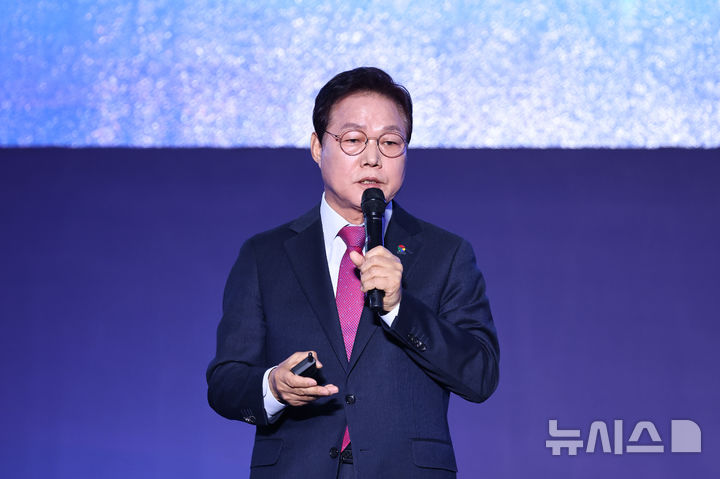 [부산=뉴시스] 박완수 경남도지사가 25일 부산 벡스코에서 열린 KNN, 동남권발전협의회, 부산경남행정통합공론화위원회 공동 주최·주관 '대한민국 지역대포럼'에 참석해 '지방자치 30년, 경남의 과제와 미래 비전'을 주제로 발표하고 있다. (사진=경남도 제공) 2025.11.25. photo@newsis.com