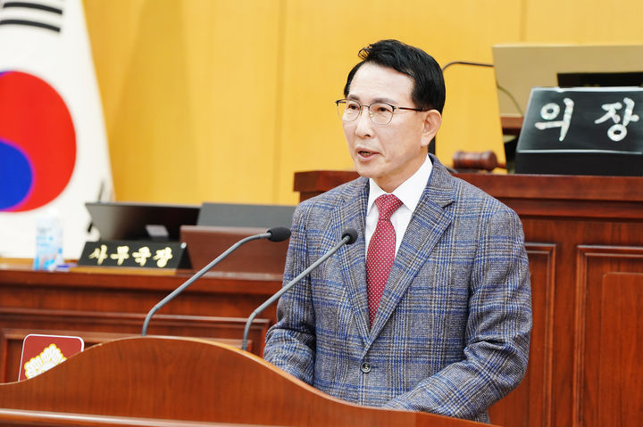 [서산=뉴시스] 이완섭 충남 서산시장이 25일 서산시의회 본회의장에서 열린 제310회 시의회 제2차 정례회에서 시정연설을 하고 있다. (사진=서산시 제공) 2025.11.25. photo@newsis.com *재판매 및 DB 금지