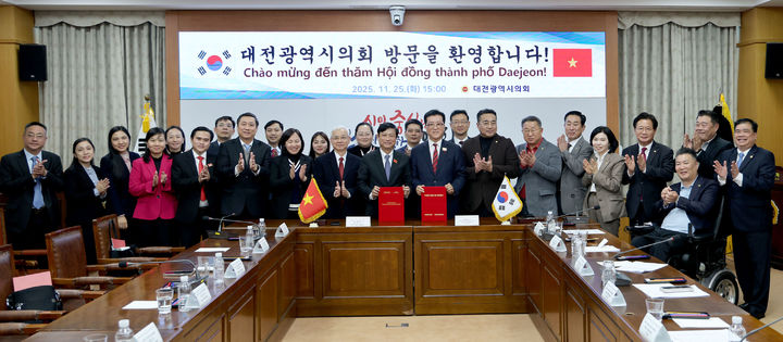 [대전=뉴시스] 조명휘 기자 = 베트남 호치민시 인민의회 대표단과 대전시의회가 25일 시의회에서 교류의향서를 체결하고 있다. (사진= 대전시의회 제공) 2025.11.25. photo@newsis.com *재판매 및 DB 금지