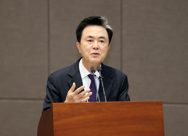 [홍성=뉴시스] 김태흠 충남지사가 도의회 본회에 참석, 의원들의 질문에 답변하고 있다.   *재판매 및 DB 금지