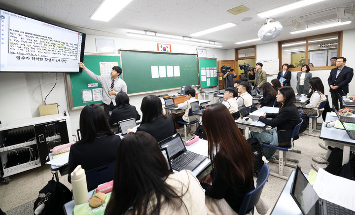 [화성=뉴시스] 25일 오후 경기 화성시 봉담고등학교 1학년 8반에서 교사가 하이러닝 AI 서·논술형 평가 시스템을 활용한 한국사 수업을 진행하고 있다. (사진=경기도교육청 제공) 2025.11.25. photo@newsis.com *재판매 및 DB 금지
