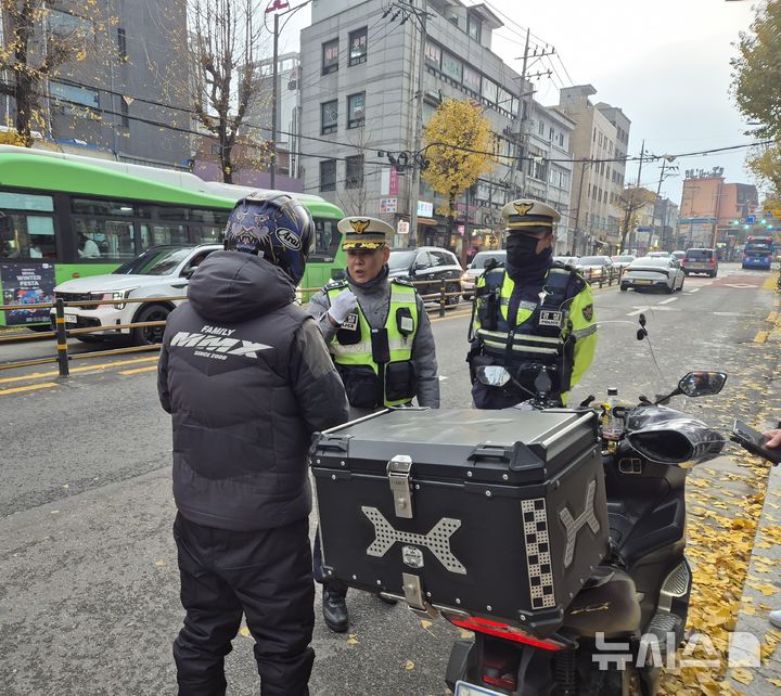[서울=뉴시스] 이윤석 수습기자 = 경찰이 25일 오후 서울 동대문구 회기역 인근 거리에서 이륜차, 자전거, 이동식교통수단(PM) 등 이른바 '두 바퀴 차' 불시단속을 벌이고 있다. 2025.11.25. leeys@newsis.com 