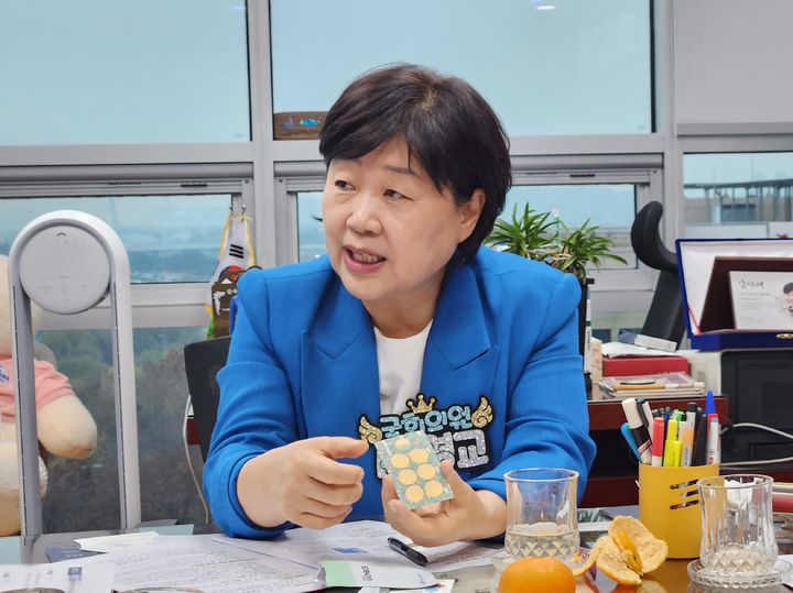 [사진=뉴시스] 이승주 기자 = 서영교 더불어민주당 의원이 지난 25일 식약처 마약정책과 물뽕(GHB) 검출 시연 설명을 듣고 있다. 2025.11.26. photo@newsis.com *재판매 및 DB 금지