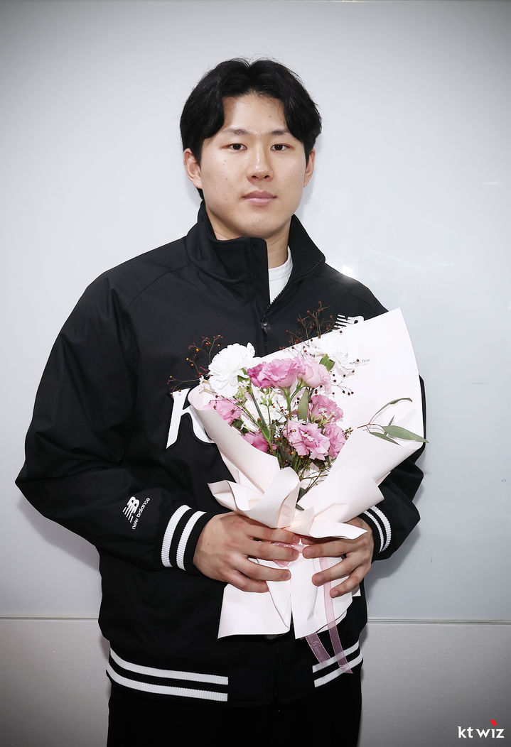 [서울=뉴시스] 프로야구 KT 위즈와 FA 계약을 체결한 외야수 최원준. (사진=KT 제공). 2025.11.25. *재판매 및 DB 금지
