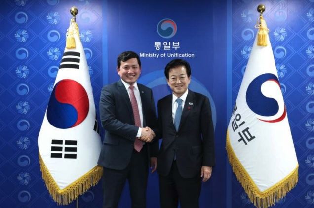 [서울=뉴시스]정동영 통일부 장관이 25일 케빈 김 주한 미국대사대리를 접견한 모습. (사진=통일부 제공) 2025.11.25. *재판매 및 DB 금지