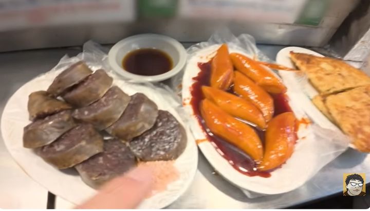 [서울=뉴시스]서울 광장시장에서 한 유튜버가 시킨 음식의 모습. 순대는 7000원에 9개, 떡볶이는 4000원에 6개가 들어있어 바가지 논란이 일고 있다. (사진출처: 유튜브 규보의 대충대충 캡처) 2025.11.25. 