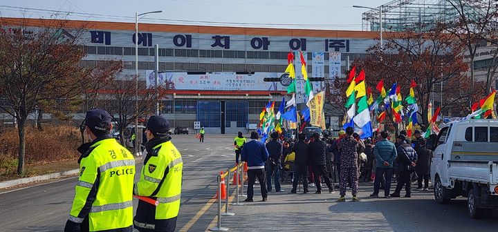 [함안=뉴시스]25일 경남 함안 군북 장지일반산단 반대대책위가 함안군에 소재한 ㈜BHI 정문 건너편에서 집회를 열고 재생에너지 사업 반대 집회를 하고 있다. 2025.11.25.sky@newsis.com *재판매 및 DB 금지