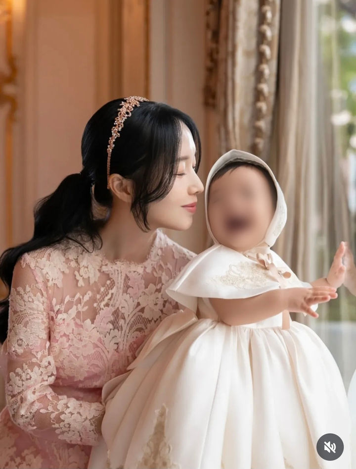 [서울=뉴시스] 가수 겸 배우 이정현이 둘째 딸의 돌잔치 사진을 공개했다. (사진=이정현 인스타그램 캡처) 2025.11.26. photo@newsis.com *재판매 및 DB 금지