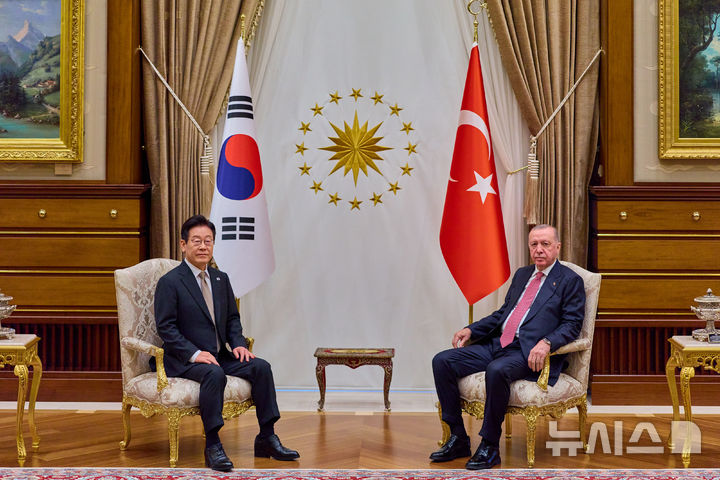 [앙카라=뉴시스] 최동준 기자 = 튀르키예를 국빈 방문 중인 이재명 대통령이 24일(현지 시간) 앙카라 대통령궁에서 레젭 타입 에르도안 튀르키예 대통령과 한-튀르키예 소인수 정상회담을 하고 있다. (공동취재) 2025.11.25. photocdj@newsis.com