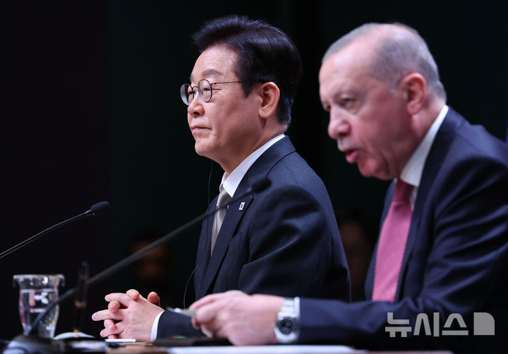 [앙카라=뉴시스] 최동준 기자 = 튀르키예를 국빈 방문 중인 이재명 대통령이 24일(현지 시간) 앙카라 대통령궁에서 열린 한-튀르키예 공동언론발표에서 레젭 타입 에르도안 대통령의 발표를 듣고 있다. 2025.11.25. photocdj@newsis.com