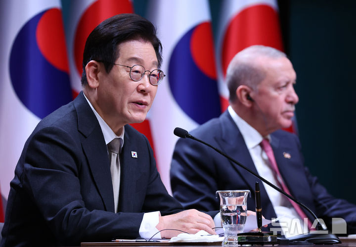 [앙카라=뉴시스] 최동준 기자 = 튀르키예를 국빈 방문 중인 이재명 대통령이 24일(현지 시간) 앙카라 대통령궁에서 레젭 타입 에르도안 튀르키예 대통령과 공동언론발표를 하고 있다. 2025.11.25. photocdj@newsis.com