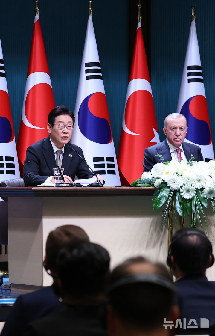 [앙카라=뉴시스] 최동준 기자 = 튀르키예를 국빈 방문 중인 이재명 대통령이 24일(현지 시간) 앙카라 대통령궁에서 레젭 타입 에르도안 튀르키예 대통령과 공동언론발표를 하고 있다. 2025.11.25. photocdj@newsis.com