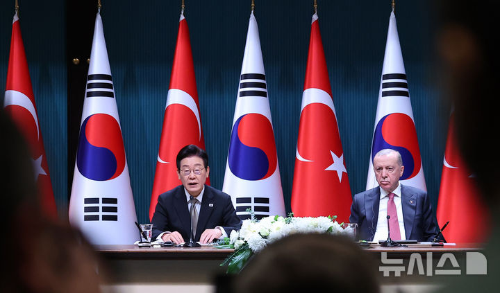 [앙카라=뉴시스] 최동준 기자 = 튀르키예를 국빈 방문 중인 이재명 대통령이 24일(현지 시간) 앙카라 대통령궁에서 레젭 타입 에르도안 튀르키예 대통령과 공동언론발표를 하고 있다. 2025.11.25. photocdj@newsis.com