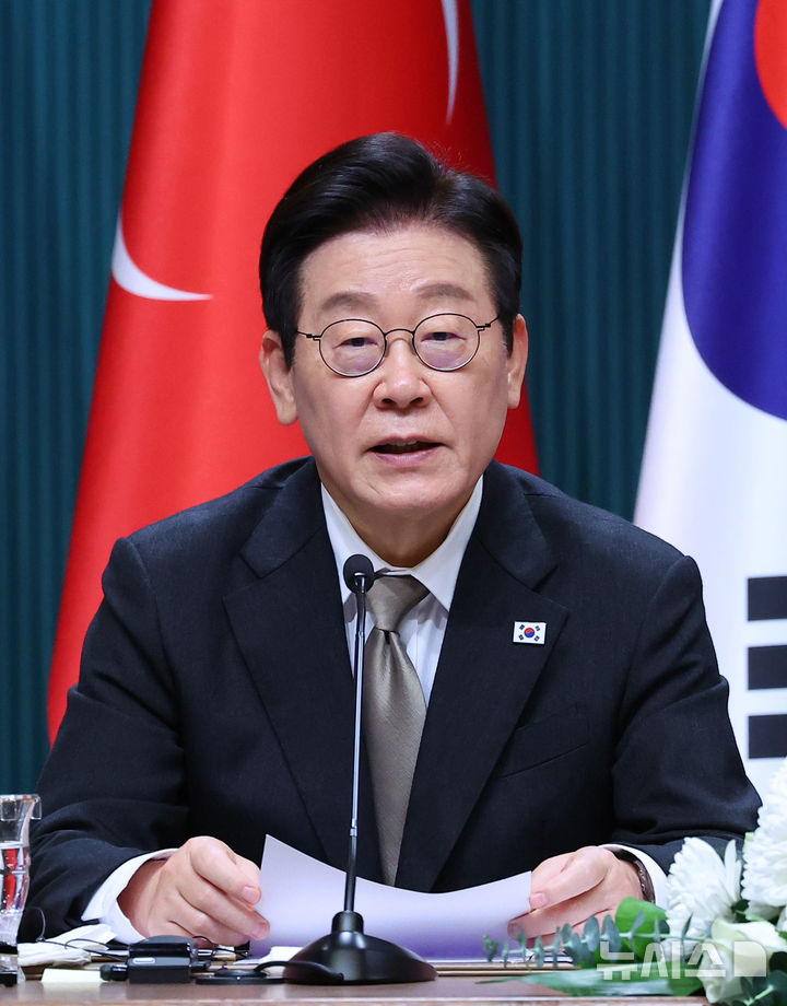 [앙카라=뉴시스] 최동준 기자 = 튀르키예를 국빈 방문 중인 이재명 대통령이 24일(현지 시간) 앙카라 대통령궁에서 레젭 타입 에르도안 튀르키예 대통령과 공동언론발표를 하고 있다. 2025.11.25. photocdj@newsis.com