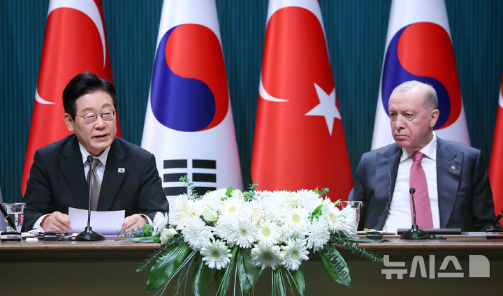 [앙카라=뉴시스] 최동준 기자 = 튀르키예를 국빈 방문 중인 이재명 대통령이 24일(현지 시간) 앙카라 대통령궁에서 레젭 타입 에르도안 튀르키예 대통령과 공동언론발표를 하고 있다. 2025.11.25. photocdj@newsis.com