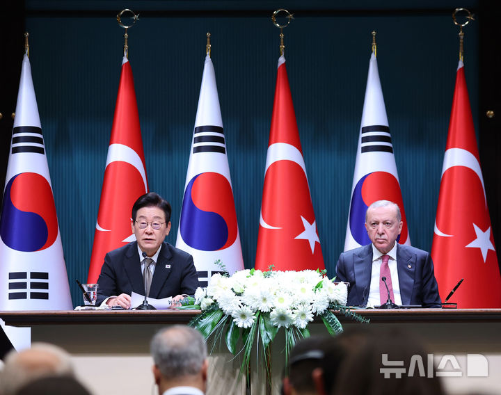 [앙카라=뉴시스] 최동준 기자 = 튀르키예를 국빈 방문 중인 이재명 대통령이 24일(현지 시간) 앙카라 대통령궁에서 레젭 타입 에르도안 튀르키예 대통령과 공동언론발표를 하고 있다. 2025.11.25. photocdj@newsis.com