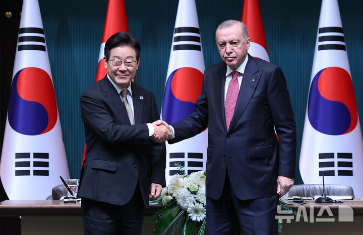 [앙카라=뉴시스] 최동준 기자 = 튀르키예를 국빈 방문 중인 이재명 대통령이 24일(현지 시간) 앙카라 대통령궁에서 레젭 타입 에르도안 튀르키예 대통령과 공동언론발표를 마친 뒤 악수하고 있다. 2025.11.25. photocdj@newsis.com