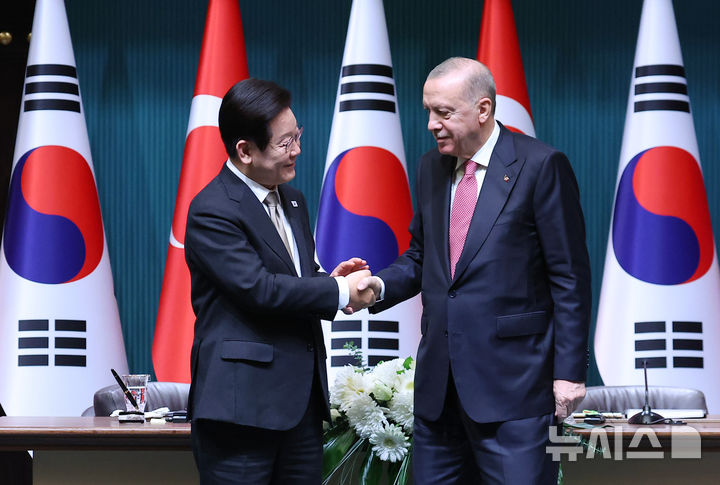 [앙카라=뉴시스] 최동준 기자 = 튀르키예를 국빈 방문 중인 이재명 대통령이 24일(현지 시간) 앙카라 대통령궁에서 레젭 타입 에르도안 튀르키예 대통령과 공동언론발표를 마친 뒤 악수하고 있다. 2025.11.25. photocdj@newsis.com