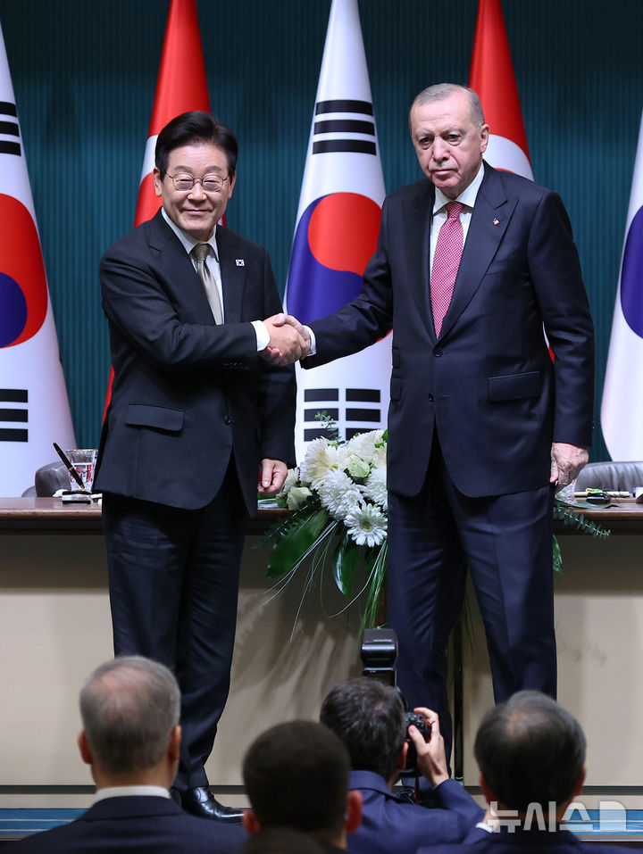 [앙카라=뉴시스] 최동준 기자 = 튀르키예를 국빈 방문 중인 이재명 대통령이 24일(현지 시간) 앙카라 대통령궁에서 레젭 타입 에르도안 튀르키예 대통령과 공동언론발표를 마친 뒤 악수하고 있다. 2025.11.25. photocdj@newsis.com