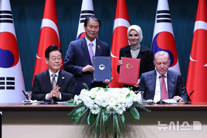 [앙카라=뉴시스] 최동준 기자 = 권오을 국가보훈부 장관과 마히누르 외즈데미르 괵타쉬 튀르키예 가족사회 장관이 24일(현지 시간) 튀르키예 앙카라 대통령궁에서 이재명 대통령과 레젭 타입 에르도안 대통령이 참석한 가운데 6.25전쟁 기념 상호협력에 관한 MOU 체결을 한 뒤 기념촬영을 하고 있다. 2025.11.25. photocdj@newsis.com