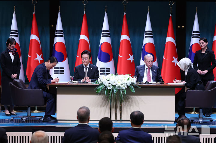 [앙카라=뉴시스] 최동준 기자 = 권오을 국가보훈부 장관과 마히누르 외즈데미르 괵타쉬 튀르키예 가족사회 장관이 24일(현지 시간) 튀르키예 앙카라 대통령궁에서 이재명 대통령과 레젭 타입 에르도안 대통령이 참석한 가운데 6.25전쟁 기념 상호협력에 관한 MOU 체결을 하고 있다. 2025.11.25. photocdj@newsis.com