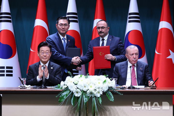 [앙카라=뉴시스] 최동준 기자 = 정연두 주튀르키예 대사와 아흐멧 귈쉔 튀르키예 도로청장이 24일(현지 시간) 튀르키예 앙카라 대통령궁에서 이재명 대통령과 레젭 타입 에르도안 대통령이 참석한 가운데 도로 인프라 협력에 대한 MOU 체결을 한 뒤 기념촬영을 하고 있다. 2025.11.25. photocdj@newsis.com