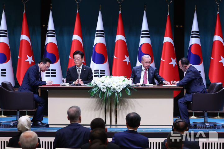 [앙카라=뉴시스] 최동준 기자 = 정연두 주튀르키예 대사와 아흐멧 귈쉔 튀르키예 도로청장이 24일(현지 시간) 튀르키예 앙카라 대통령궁에서 이재명 대통령과 레젭 타입 에르도안 대통령이 참석한 가운데 도로 인프라 협력에 대한 MOU 체결을 하고 있다. 2025.11.25. photocdj@newsis.com