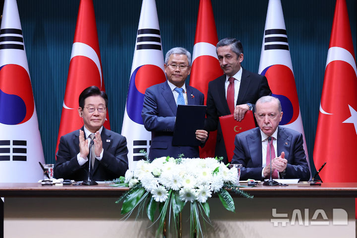 [앙카라=뉴시스] 최동준 기자 = 김동철 한국전력공사 사장과 네자티 야마츠 튀르키예 원자력공사 사장이 24일(현지 시간) 튀르키예 앙카라 대통령궁에서 이재명 대통령과 레젭 타입 에르도안 대통령이 참석한 가운데 원자력 협력에 관한 MOU 체결을 한 뒤 기념촬영을 하고 있다. 2025.11.25. photocdj@newsis.com