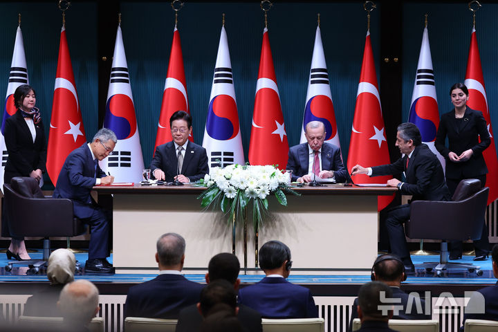 [앙카라=뉴시스] 최동준 기자 = 김동철 한국전력공사 사장과 네자티 야마츠 튀르키예 원자력공사 사장이 24일(현지 시간) 튀르키예 앙카라 대통령궁에서 이재명 대통령과 레젭 타입 에르도안 대통령이 참석한 가운데 원자력 협력에 관한 MOU 체결을 하고 있다. 2025.11.25. photocdj@newsis.com