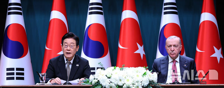 [앙카라=뉴시스] 최동준 기자 = 튀르키예를 국빈 방문 중인 이재명 대통령이 24일(현지 시간) 앙카라 대통령궁에서 레젭 타입 에르도안 튀르키예 대통령과 공동언론발표를 하고 있다. 2025.11.25. photocdj@newsis.com