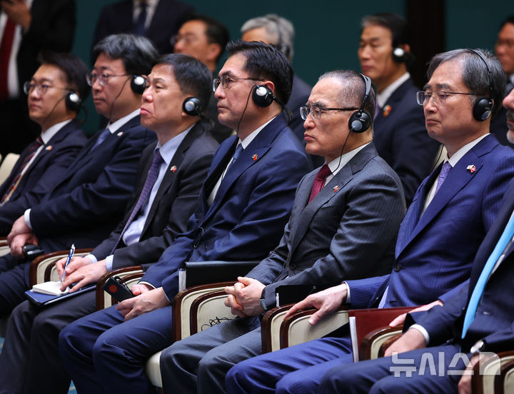 [앙카라=뉴시스] 최동준 기자 = 이재명 대통령의 수행원들이 24일(현지 시간) 튀르키예 앙카라 대통령궁에서 열린 한-튀르키예 공동언론발표를 듣고 있다.  오른쪽부터 조현 외교부 장관, 위성락 국가안보실장, 정연두 주튀르키예 대사, 임웅순 국가안보실 제2차장, 하준경 경제성장수석, 김남준 대변인. 2025.11.25. photocdj@newsis.com