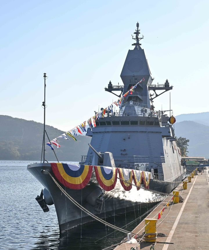 [서울=뉴시스] 24일 경남 고성군 SK오션플랜트 안벽에 진수식을 앞둔 해군의 울산급 Batch-Ⅲ 3번함인 전남함(FFG, 3600톤급)이 정박되어 있다. (사진=해군 제공) 2025.11.25. photo@newsis.com *재판매 및 DB 금지