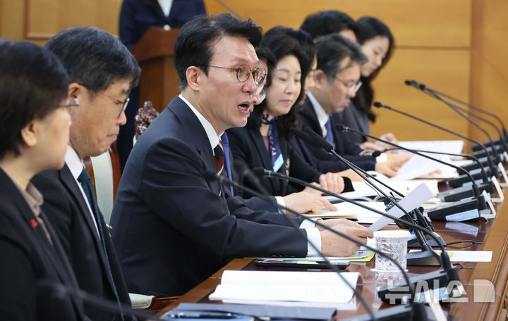 [서울=뉴시스] 김명원 기자 = 김민석 국무총리가 25일 오전 서울 종로구 정부서울청사에서 열린 미세먼지특별대책위원회에 참석해 발언하고 있다. 2025.11.25. kmx1105@newsis.com