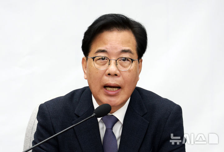 [서울=뉴시스] 고승민 기자 = 송언석 국민의힘 원내대표가 25일 서울 여의도 국회에서 열린 원내대책회의에서 발언하고 있다. 2025.11.25. kkssmm99@newsis.com