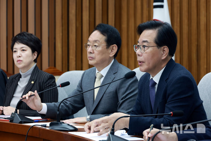 [서울=뉴시스] 고승민 기자 = 송언석 국민의힘 원내대표가 25일 서울 여의도 국회에서 열린 원내대책회의에서 발언하고 있다. 2025.11.25. kkssmm99@newsis.com